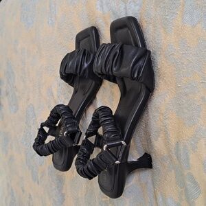 Very pretty Strappy Sandal 6.5 Medium